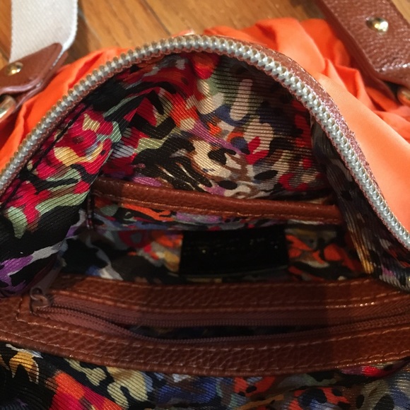 Cross body gently used - Picture 4 of 5